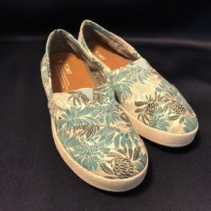 NWOB TOMS Women's Size 6  White, Blue & Black
